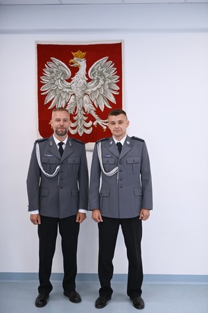 Policjanci przy Godle Polski.