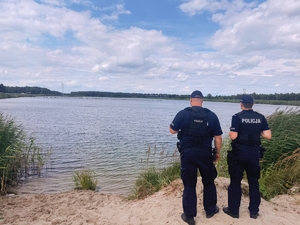 Policjanci patrolujący rejon dzikich kąpielisk.