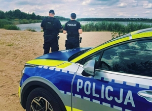Policjanci w rejonie dzikiego kąpieliska.