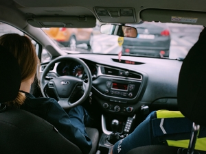 Policjanci ruchu drogowego w radiowozie.