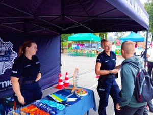 Policjantki podczas pikniku pod namiotem.