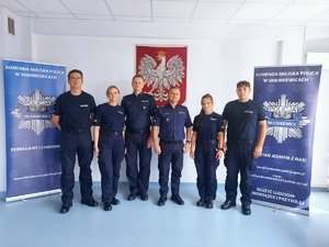 Nowi policjanci wraz z Komendantem Miejskim Policji w Skierniewicach i jego zastępcą.
