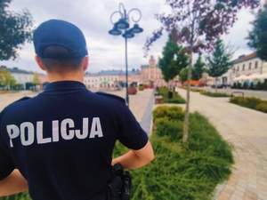 Policjant na tle rynku w Skierniewicach.