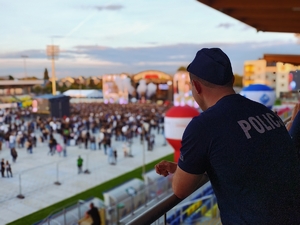 Policjant obserwujący wydarzenie z miejsca przeznaczonego dla dowódcy zabezpieczenia.