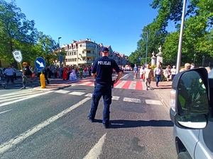 Policjant zabezpieczający paradę skierniewicką.