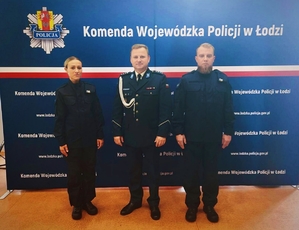 Nowi policjanci z Komendantem Miejskim Policji w Skierniewicach.