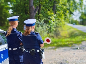 Policjantki podczas działań prędkość na drogach powiatu.