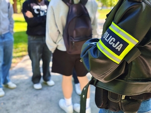 Opaska policyjna, którą na ramieniu ma założoną funkcjonariusz.