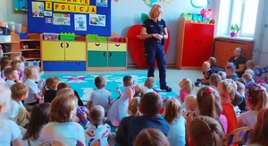 Policjantka podczas spotkania z dziećmi.