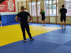 Policjanci podczas  rozgrzewki.