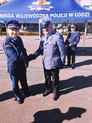 Policjant z Komendantem Miejskim Policji w Skierniewicach.