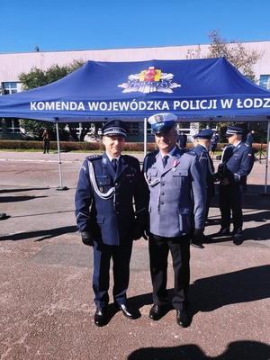 Policjant z Komendantem Miejskim Policji w Skierniewicach.