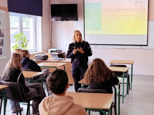 Policjantka z uczniami podczas spotkania.