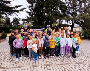 Zdjęcie grupowe policjantki z dziećmi.