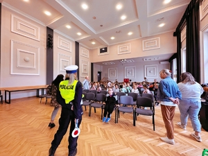 Policjantka prowadząca prelekcję.