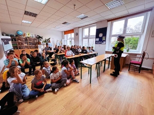 Policjantka podczas spotkania z młodzieżą.