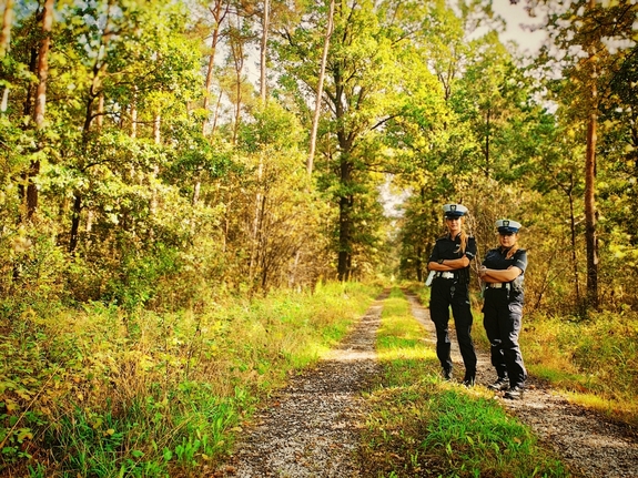 Policjantki patrolujące las.