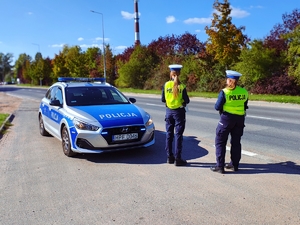 Policjantki podczas prowadzonych działań prędkość na drodze.