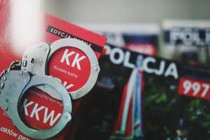 Kajdanki położone na kodeksie karnym.