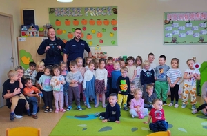 Policjanci z dziećmi na zdjęciu grupowym.