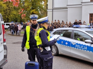 Policjanci ruchu drogowego działający na miejscu zdarzenia.