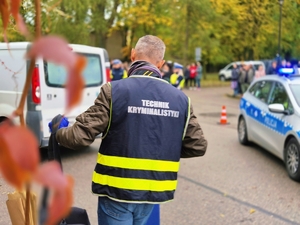 Technik kryminalistyczny działający na miejscu zdarzenia.