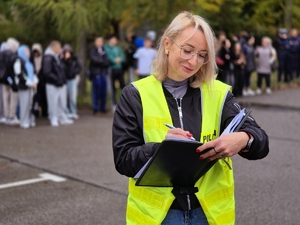 Policjant śledczy podczas pisania protokołu oględzin.
