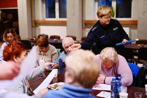 Seniorzy z policjantkom.