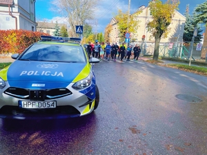 Radiowóz na trasie biegu.