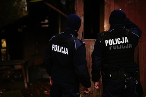 Policjanci w trakcie kontroli.