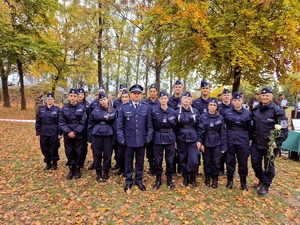 Komendant Miejski Policji w Skierniewicach wraz z uczniami klas policyjnych.
