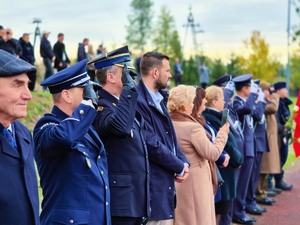 Mundurowi oddający honor.