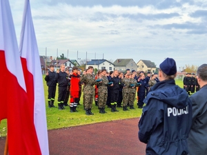 Klasy mundurowe składające ślubowanie.