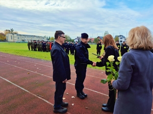 Aspirant Mądrzycka odbierająca wyróżnienie.