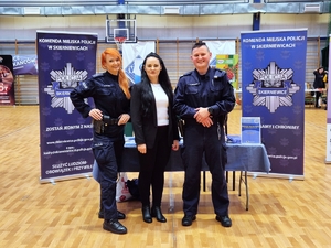 Policjanci na stoisku Komendy Miejskiej Policji w Skierniewicach.