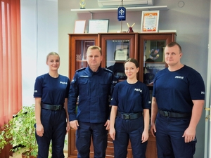 Komendant Miejski Policji w Skierniewicach wraz z nowymi funkcjonariuszami.