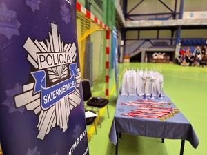 Rolap Komendy Miejskiej Policji w Skierniewicach, w tle puchary i medale.