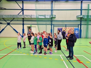 Dzieci przygotowujące się do toru przeszkód.