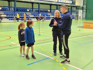 Dzieci słuchające porad przed startem na torze przeszkód.