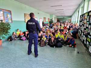 Dzielnicowy podczas prelekcji z uczniami.