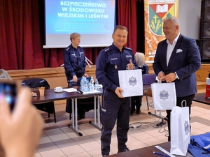 Komendant Miejski Policji w Skierniewicach wraz z Wójtem Gminy Lipce Reymontowskie.