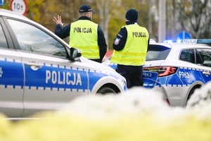 Policjanci zabezpieczający teren Cmentarza.