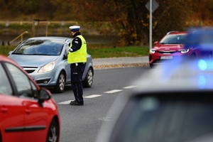 Policjant kierujący ruchem.