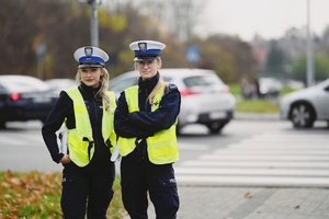 Policjantki ruchu drogowego dbające o bezpieczeństwo przy przejściu dla pieszych.