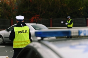 Policjanci kierujący ruchem.