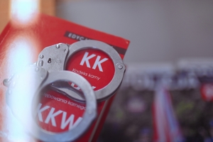 Kodeks karny a na nim kajdanki.