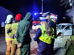 Policjanci z kierującym na miejscu zdarzenia.