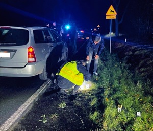 Technik zabezpieczający przedmioty, które sprawcy wyrzucili przez okno przed zatrzymaniem.