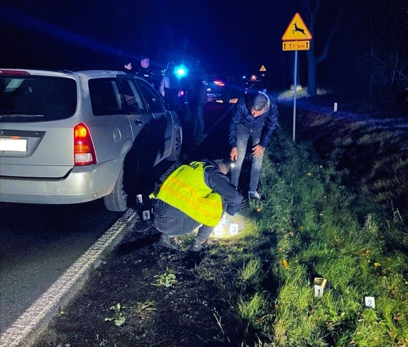 Technik zabezpieczający przedmioty, które sprawcy wyrzucili przez okno przed zatrzymaniem.