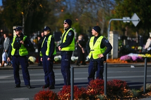 Policjanci dbający o ład i porządek przy centarzu.